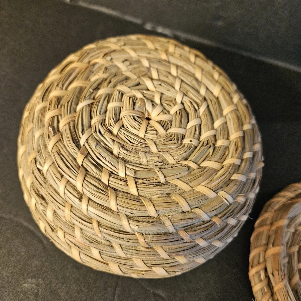 Vintage‎ Small Handwoven Rattan Straw Wicker Basket With Lid Lidded